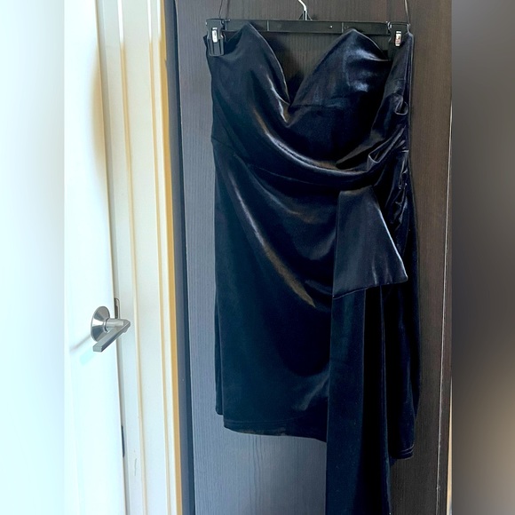 Velvet Mini Dress🖤 - Picture 6 of 9